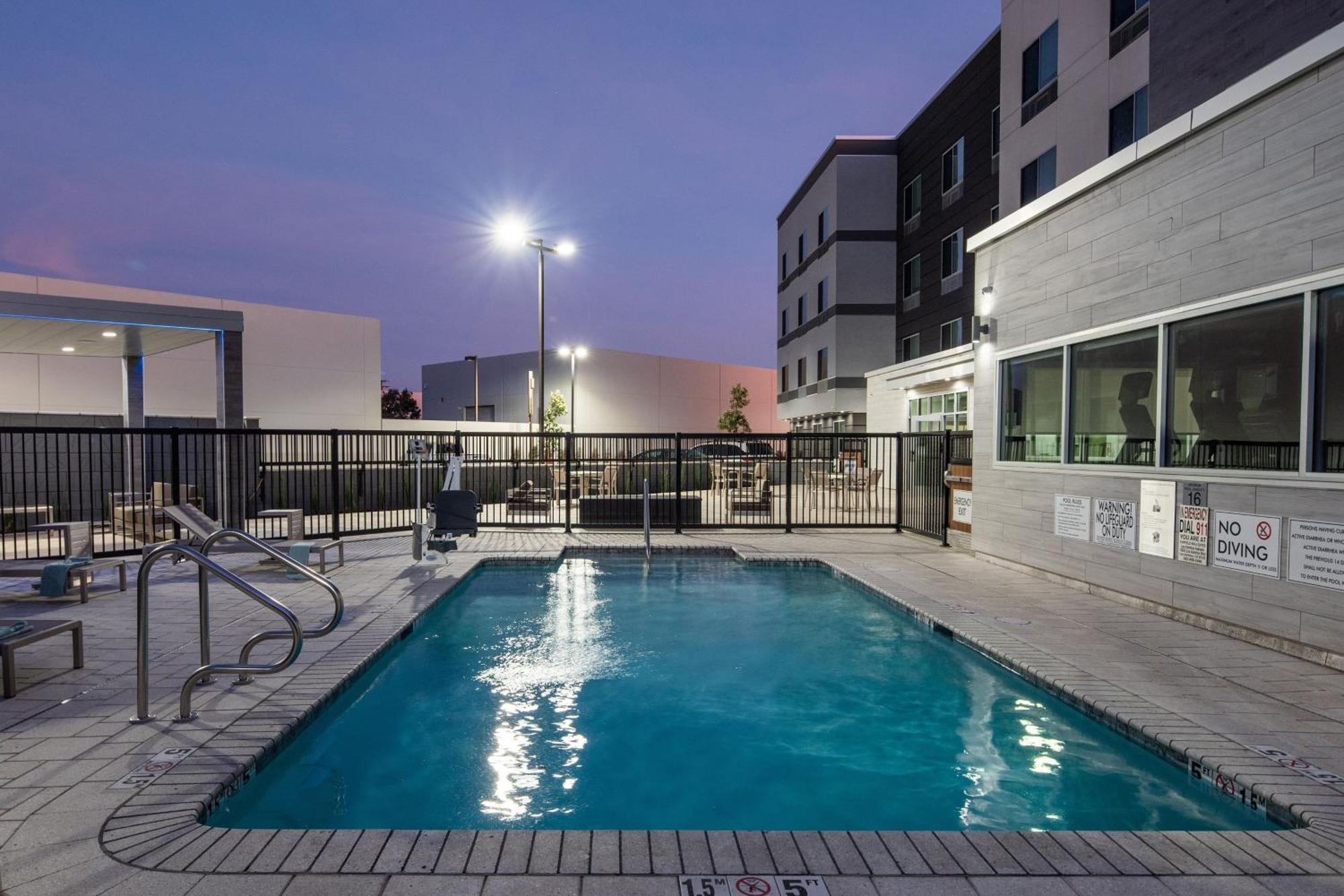 Fairfield By Marriott Inn & Suites Anaheim Los Alamitos Exterior photo